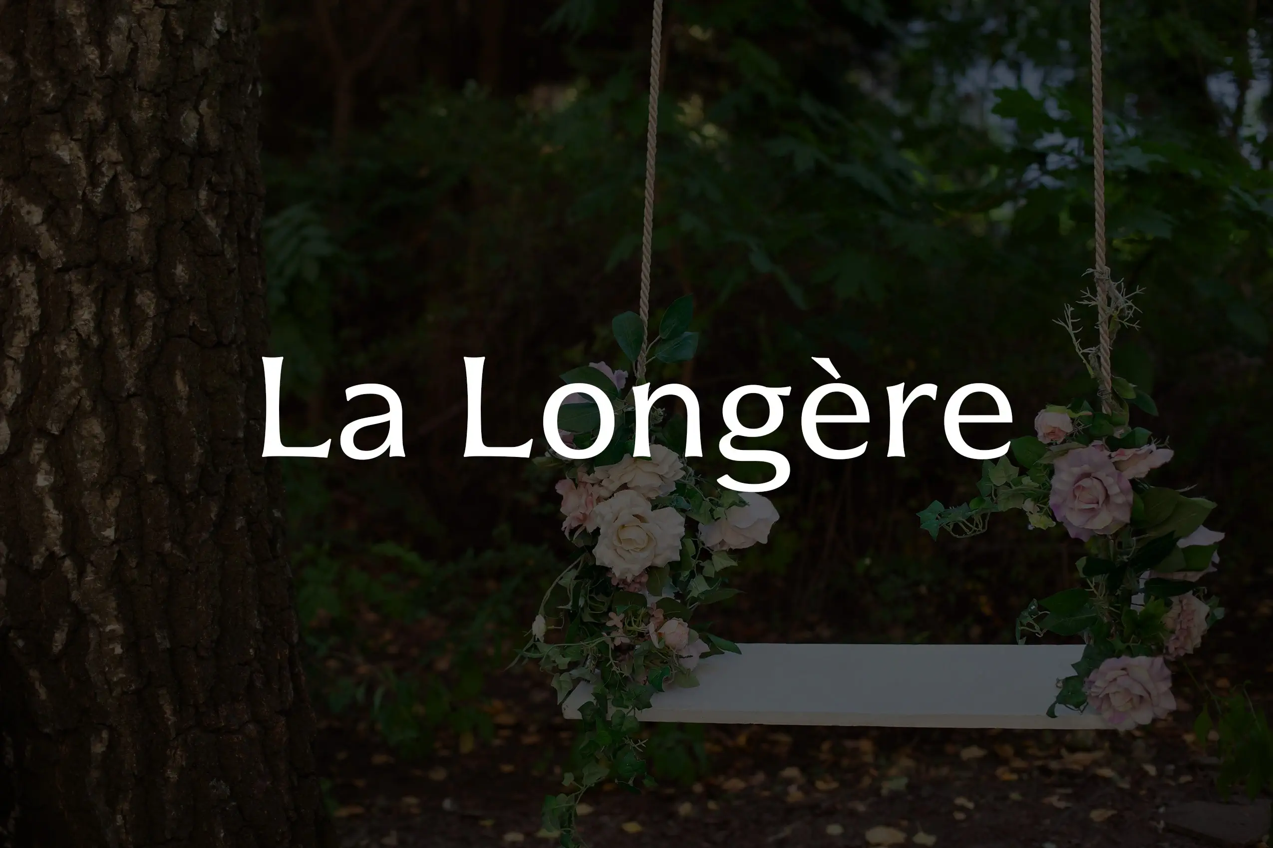 Une image d'une balançoire avec des fleurs et le logo "La Longère" par dessus